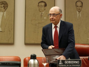 El ministro de Hacienda, Cristóbal Montoro, el martes a su llegada a su comparecencia en el Congreso