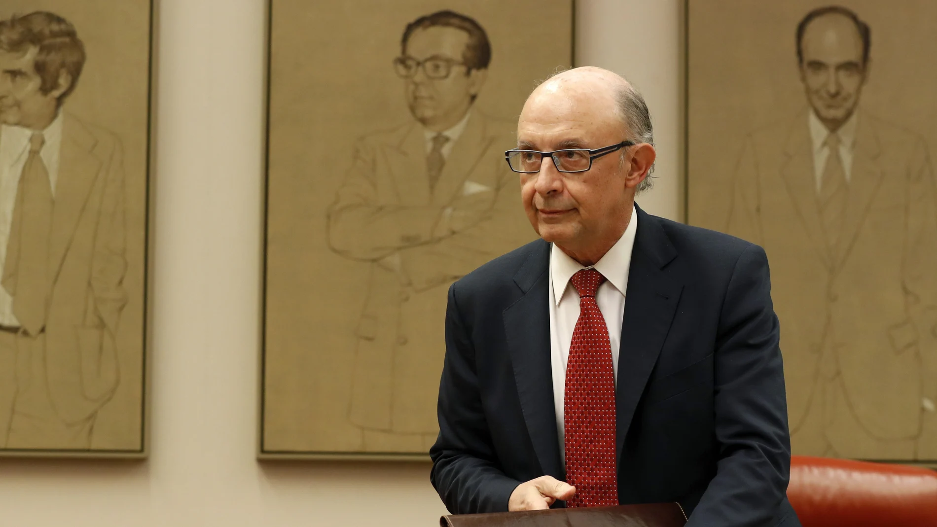 El ministro de Hacienda, Cristóbal Montoro, el martes a su llegada a su comparecencia en el Congreso El ministro de Hacienda, Cristóbal Montoro, el martes a su llegada a su comparecencia en el Congreso