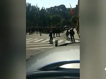Polémica 'excursión' de un colegio que ha llevado a los niños delante de la comisaría de Manresa Polémica 'excursión' de un colegio que ha llevado a los niños delante de la comisaría de Manresa