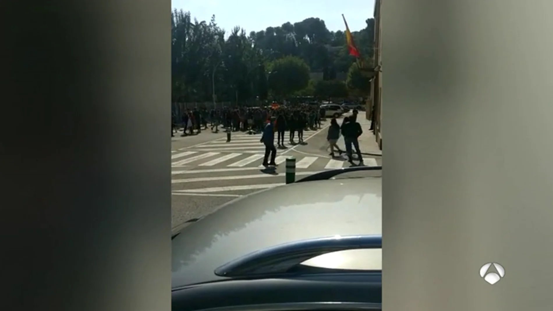 Polémica 'excursión' de un colegio que ha llevado a los niños delante de la comisaría de Manresa Polémica 'excursión' de un colegio que ha llevado a los niños delante de la comisaría de Manresa