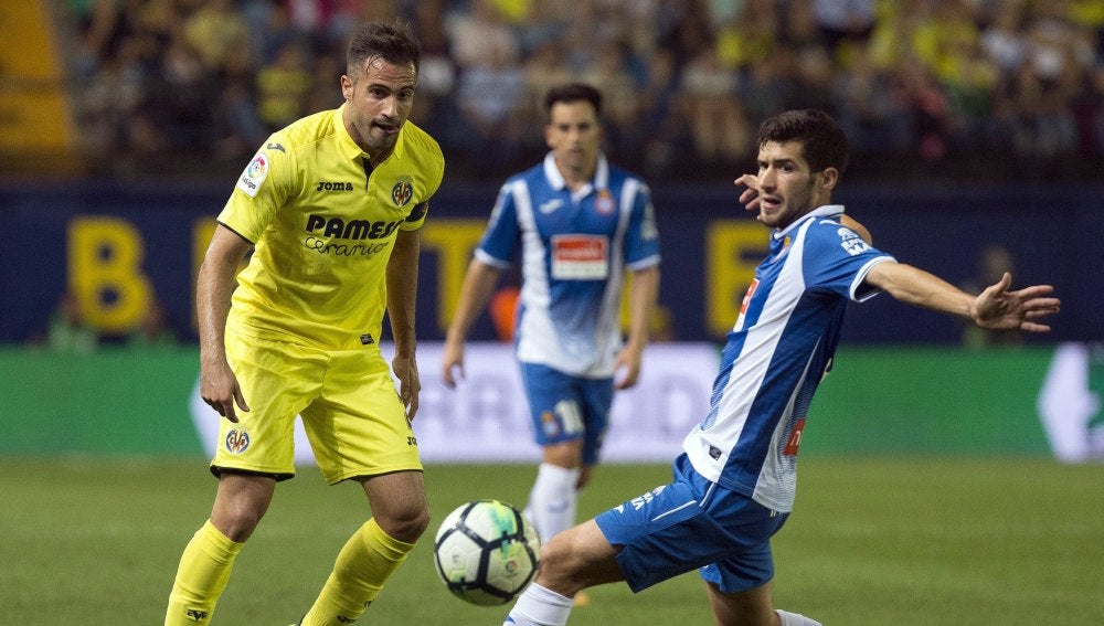 Mario y Aaron Martín disputan el balón durante el Villarreal - Espanyol