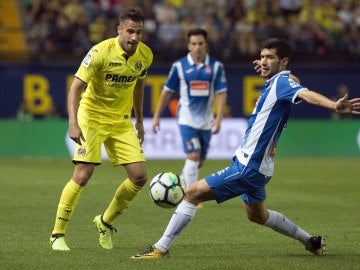 Mario y Aaron Martín disputan el balón durante el Villarreal - Espanyol