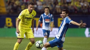 Mario y Aaron Martín disputan el balón durante el Villarreal - Espanyol