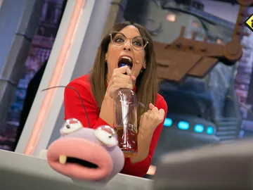 Ana Morgade se mete en la piel del comentarista deportivo que estuvo a punto de ahogarse retransmitiendo una canasta Ana Morgade se mete en la piel del comentarista deportivo que estuvo a punto de ahogarse retransmitiendo una canasta