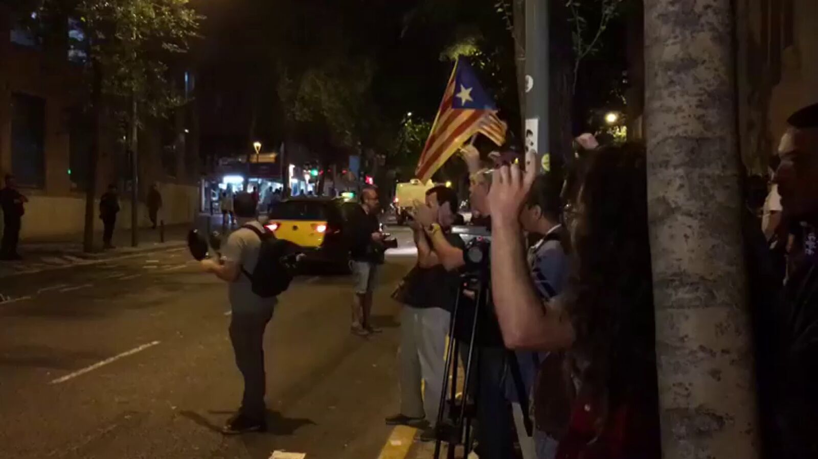 Más de 200 personas pasan la noche frente al TSJC en protesta por las detenciones contra el 1-O