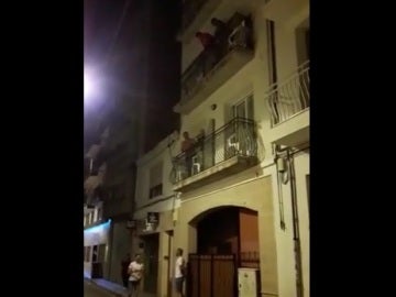 Un guardia civil cantando un fandango en Barcelona