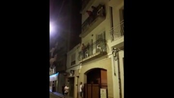 Un guardia civil cantando un fandango en Barcelona
