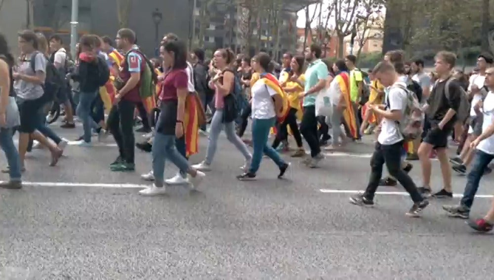 Los estudiantes cortan la Diagonal de Barcelona para unirse a más universitarios y continuar la manifestación juntos