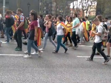 Los estudiantes cortan la Diagonal de Barcelona para unirse a más universitarios y continuar la manifestación juntos