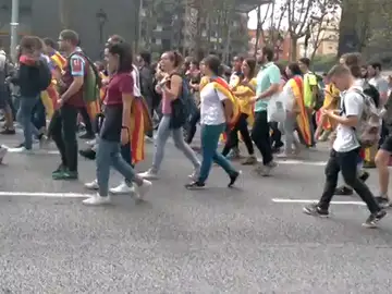 Los estudiantes cortan la Diagonal de Barcelona para unirse a más universitarios y continuar la manifestación juntos Los estudiantes cortan la Diagonal de Barcelona para unirse a más universitarios y continuar la manifestación juntos