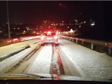 Una espectacular tormenta de granizado deja un manto blanco en Teruel Una espectacular tormenta de granizado deja un manto blanco en Teruel