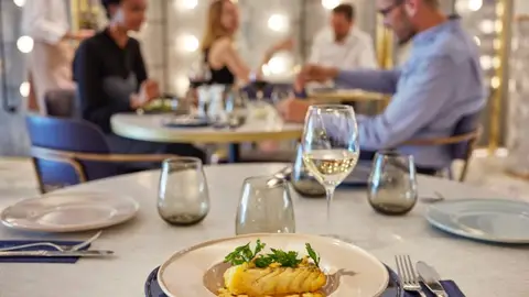 Un restaurante dentro de un autobús Un restaurante dentro de un autobús