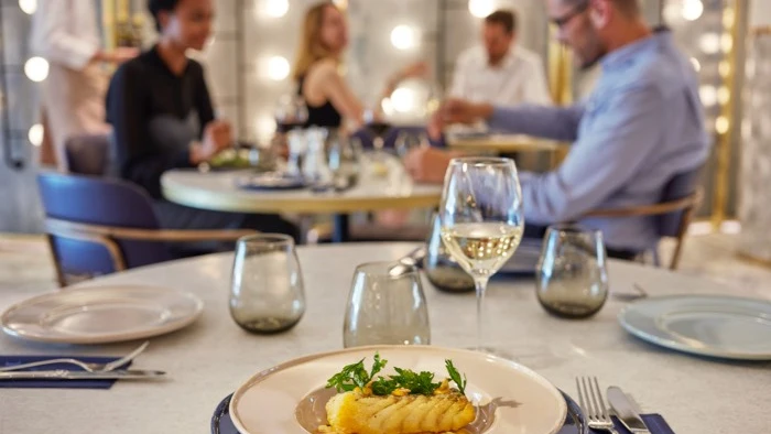 Un restaurante dentro de un autobús Un restaurante dentro de un autobús