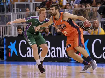 Fernando San Emeterio intenta entrar a canasta Fernando San Emeterio intenta entrar a canasta