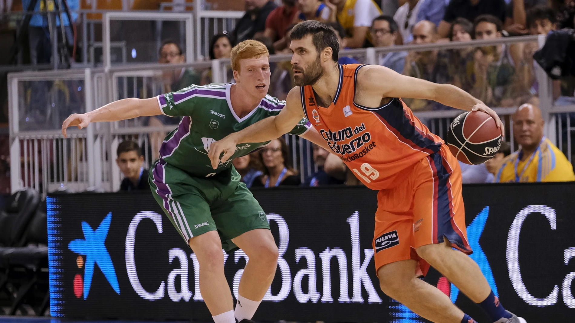 Fernando San Emeterio intenta entrar a canasta Fernando San Emeterio intenta entrar a canasta