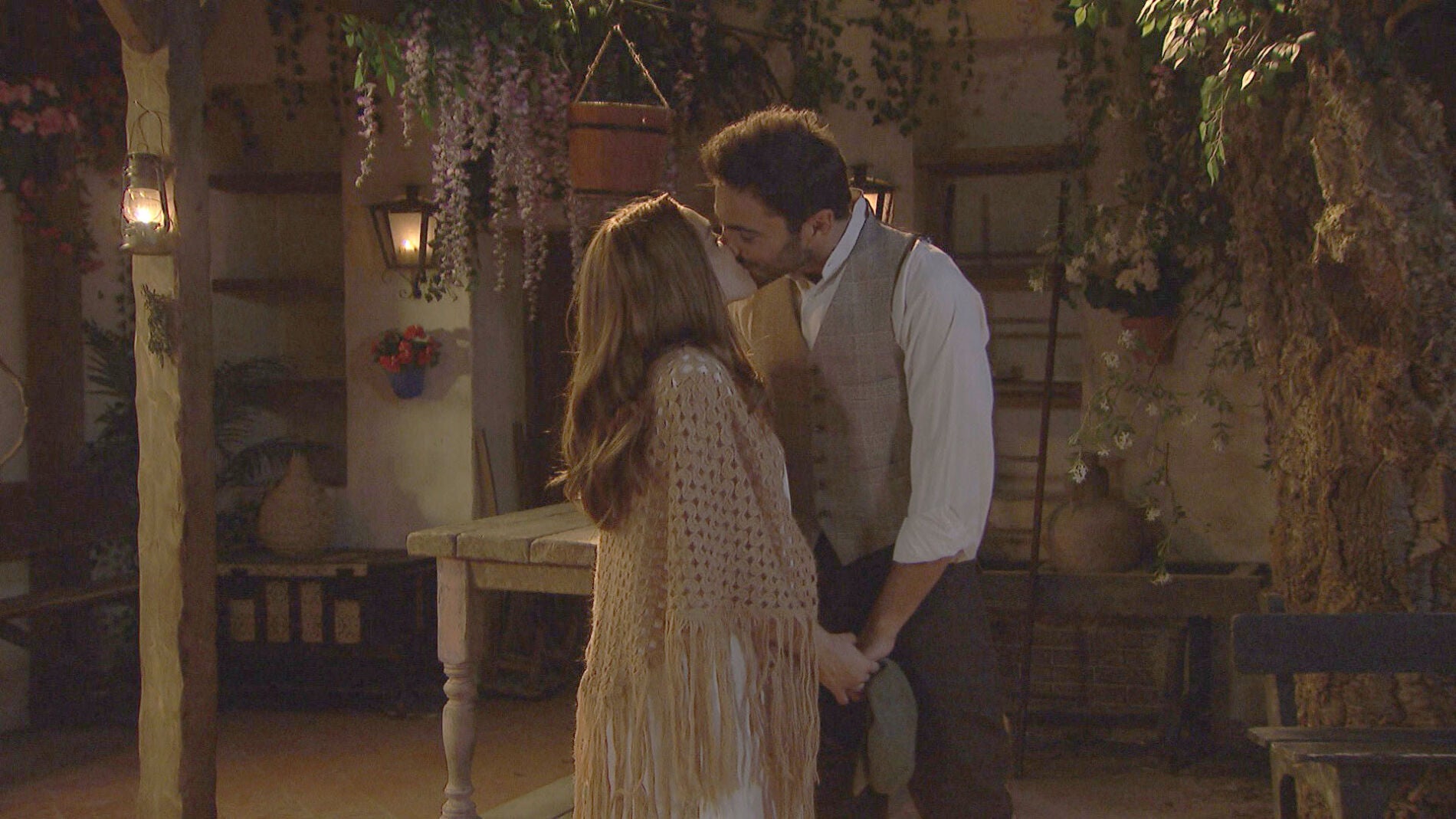 El rom&aacute;ntico encuentro entre Julieta y Sa&uacute;l bajo las estrellas