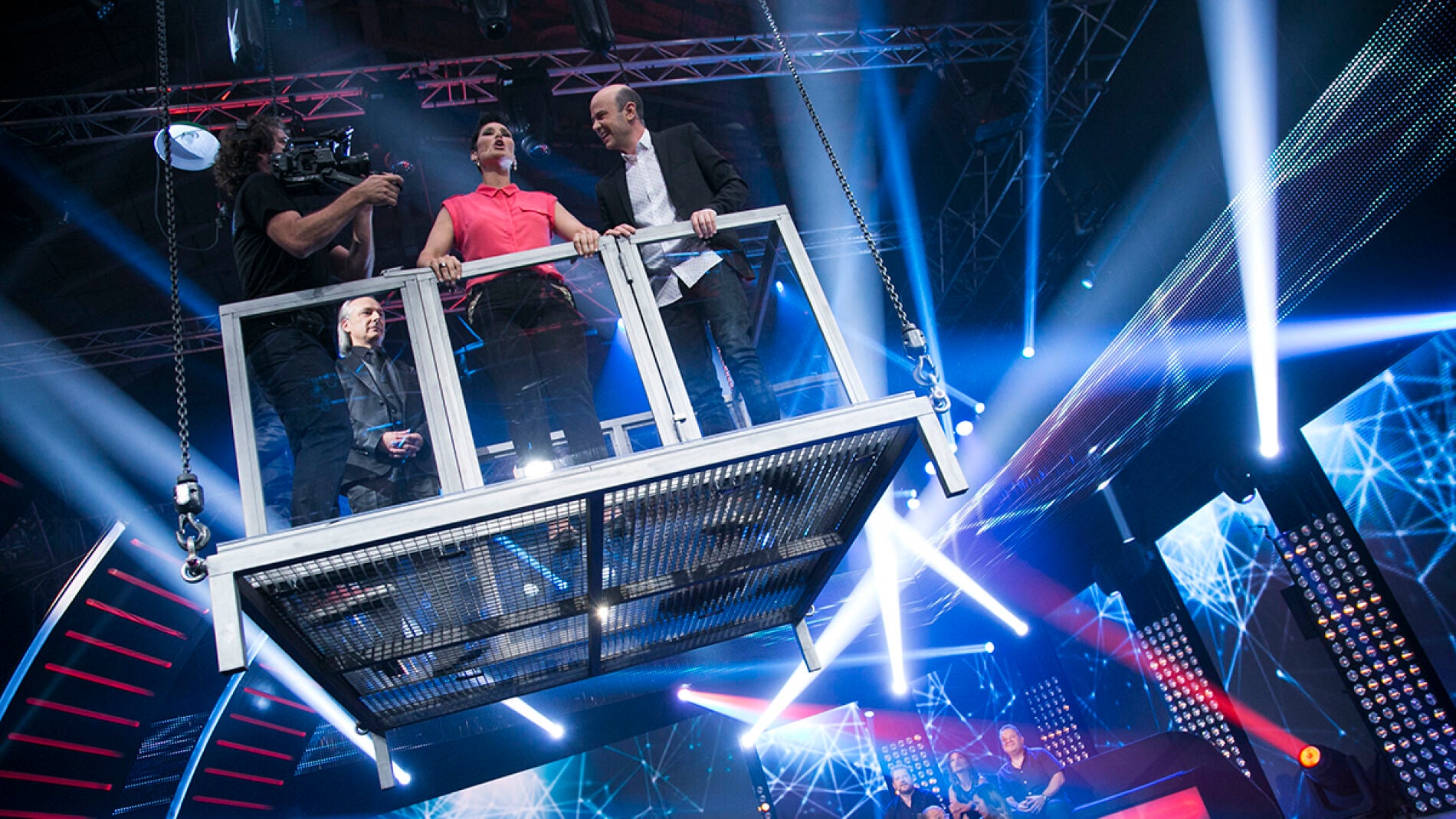 Rosa L&oacute;pez salta al vac&iacute;o desde la jaula de la muerte bajo los efectos de la hipnosis 