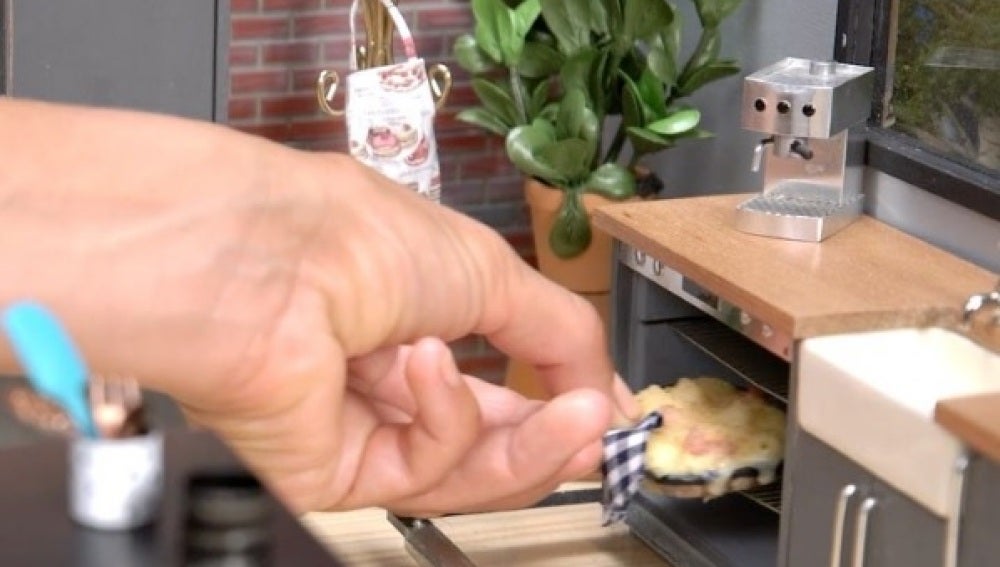 'Mac & Cheese' cocinados en una casita de muñecas