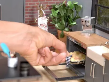 'Mac & Cheese' cocinados en una casita de muñecas 'Mac & Cheese' cocinados en una casita de muñecas