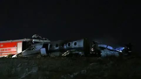 Bomberos tratan de extinguir un avión privado en llamas después de que se estrellara hoy en el Aeropuerto Internacional Atatürk de Estambul (Turquía) Bomberos tratan de extinguir un avión privado en llamas después de que se estrellara hoy en el Aeropuerto Internacional Atatürk de Estambul (Turquía)