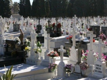 Cementerio de Sevilla, donde está enterrado el padre de la demandante