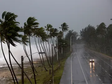Un vehículo transita cerca a la playa que presenta oleaje Un vehículo transita cerca a la playa que presenta oleaje