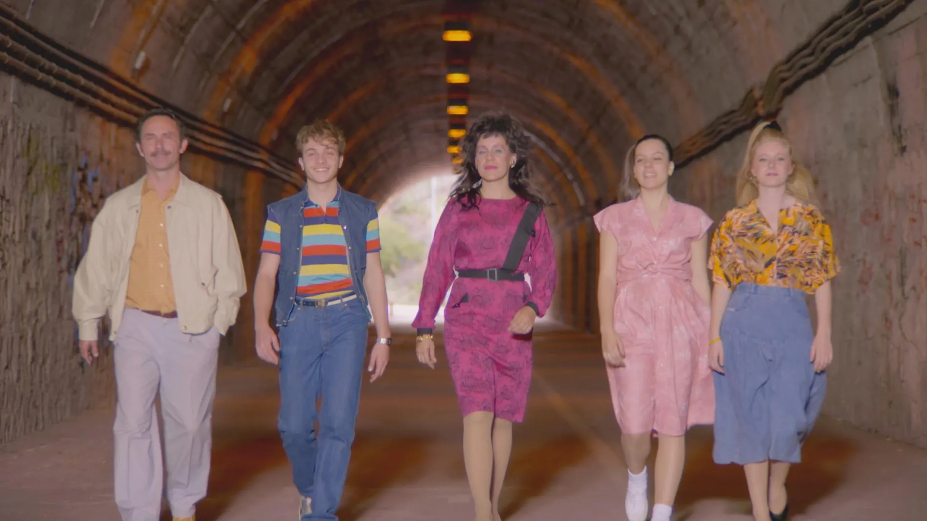 El pelo cardado, las hombreras y los colores pastel invaden a la famila Vela Cedena en los 80