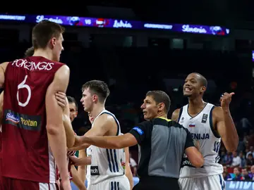 Anthony Randolph y Porzingis se encaran durante el Eurobasket Anthony Randolph y Porzingis se encaran durante el Eurobasket