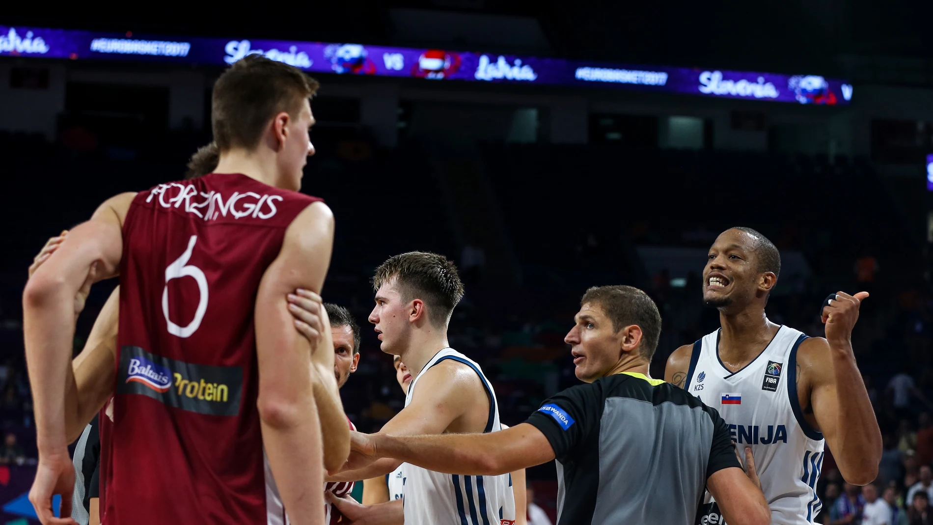 Anthony Randolph y Porzingis se encaran durante el Eurobasket Anthony Randolph y Porzingis se encaran durante el Eurobasket