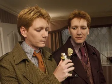 Fred y George Weasley tramando algo Fred y George Weasley tramando algo