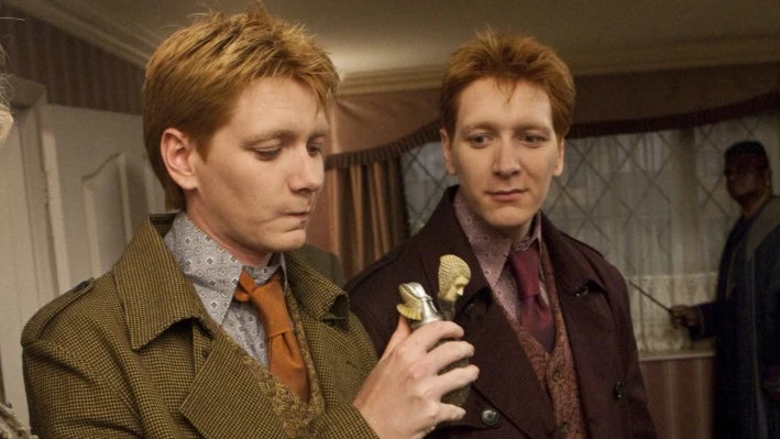Fred y George Weasley tramando algo Fred y George Weasley tramando algo