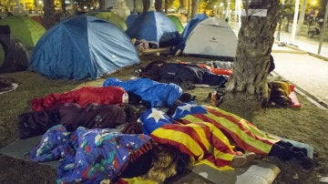 Varias personas duermen frente a la sede del Tribunal Superior de Justicia de Cataluña (TSJC), donde esta noche han acampado entre 200 y 300 personas en protesta por la detención de 14 altos cargos del Govern, técnicos de la Generalitat y directivos de empresas, por la organización del referéndum del 1-O, que ha sido suspendido por el Tribunal Constitucional