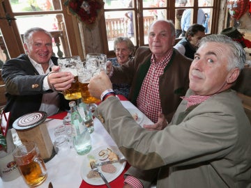 Ancelotti bebe cerveza con Rummennige y Hoeness