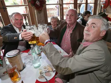Ancelotti bebe cerveza con Rummennige y Hoeness Ancelotti bebe cerveza con Rummennige y Hoeness