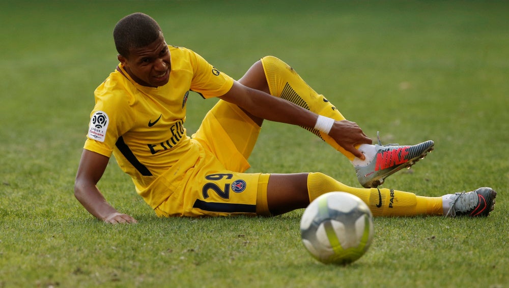 Mbappé se duele del tobillo en una acción del Montpellier - PSG