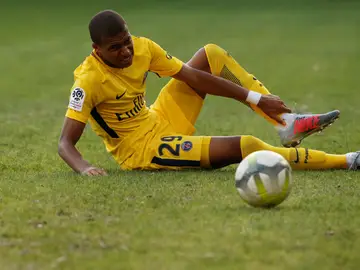Mbappé se duele del tobillo en una acción del Montpellier - PSG Mbappé se duele del tobillo en una acción del Montpellier - PSG