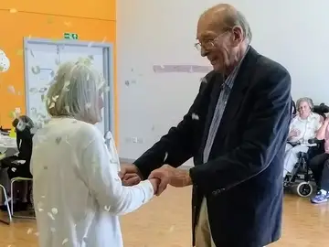 John y Dorothy Thexton, de Newcastle, celebrando el 60 aniversario de su boda John y Dorothy Thexton, de Newcastle, celebrando el 60 aniversario de su boda