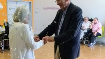John y Dorothy Thexton, de Newcastle, celebrando el 60 aniversario de su boda
