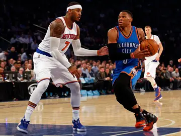 Carmelo Anthony intenta defender a Russell Westbrook, su nuevo compañero Carmelo Anthony intenta defender a Russell Westbrook, su nuevo compañero