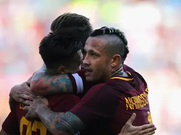 Los jugadores de la Roma celebran uno de los goles ante el Udinese Los jugadores de la Roma celebran uno de los goles ante el Udinese