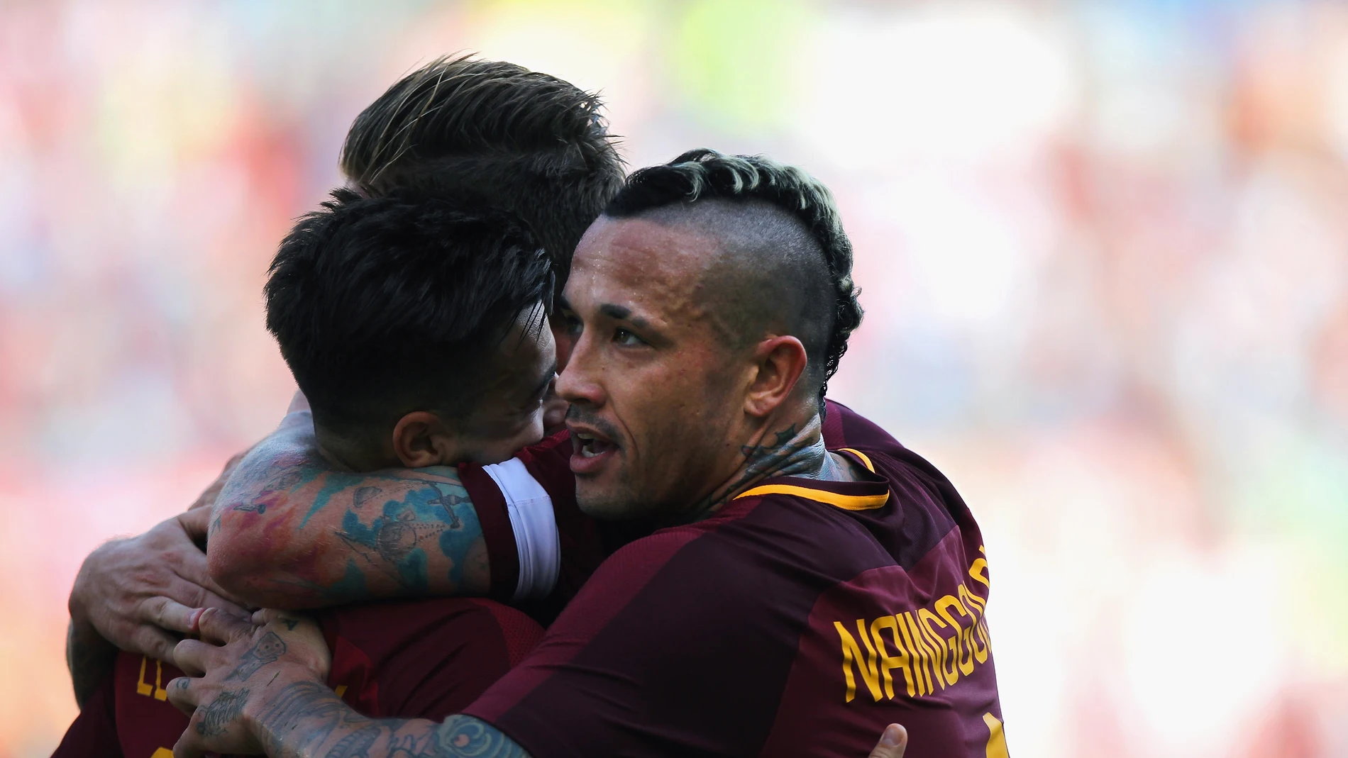 Los jugadores de la Roma celebran uno de los goles ante el Udinese Los jugadores de la Roma celebran uno de los goles ante el Udinese
