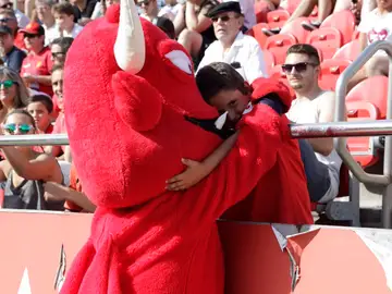 Un niño se abraza a la mascota del Mallorca Un niño se abraza a la mascota del Mallorca
