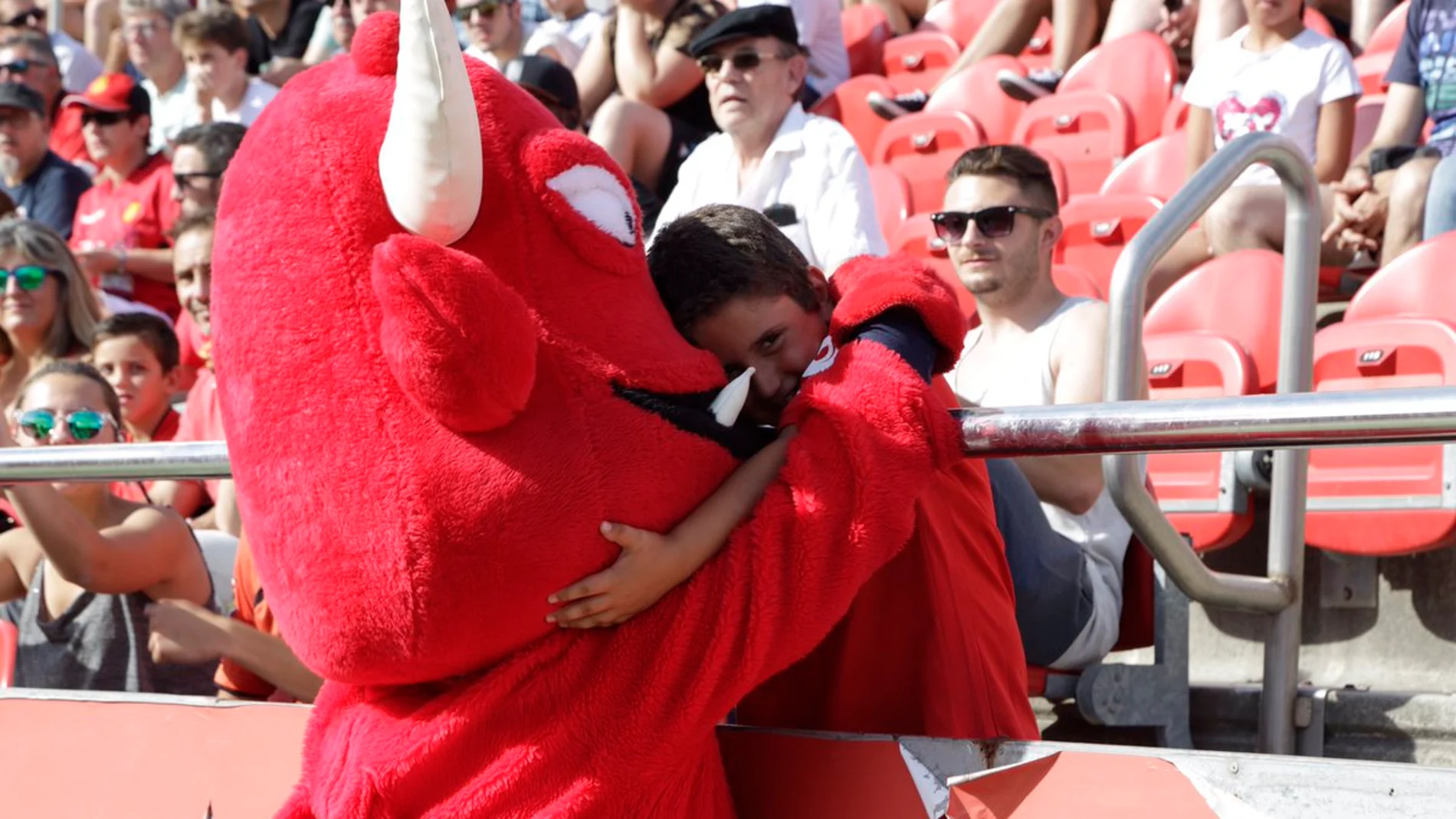 Un niño se abraza a la mascota del Mallorca Un niño se abraza a la mascota del Mallorca