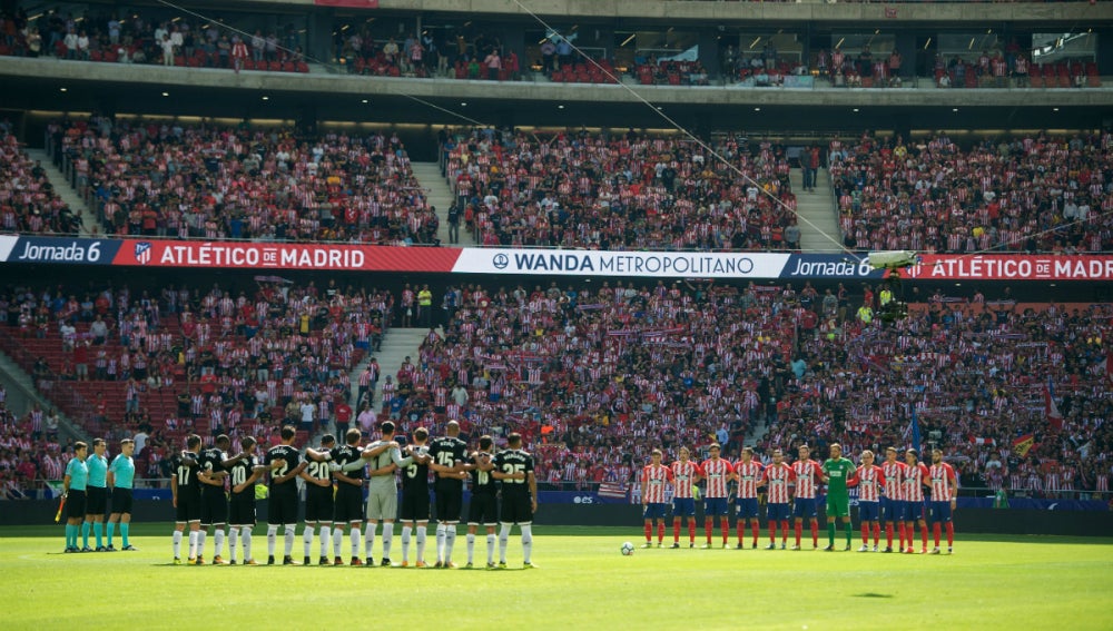 Atlético y Sevilla guardan un minuto de silencio