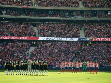 Atlético y Sevilla guardan un minuto de silencio