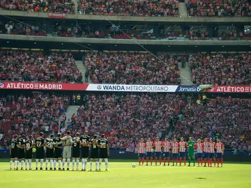 Atlético y Sevilla guardan un minuto de silencio Atlético y Sevilla guardan un minuto de silencio