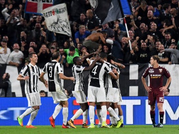 Los jugadores de la Juventus celebran uno de sus goles frente al Torino