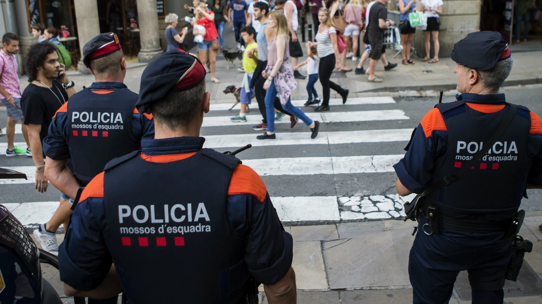Efectivos del cuerpo de Mossos d'Esquadra patrullan por Barcelona Efectivos del cuerpo de Mossos d'Esquadra patrullan por Barcelona