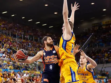 Diot busca el pase ante la defensa del Herbalife Gran Canaria Diot busca el pase ante la defensa del Herbalife Gran Canaria