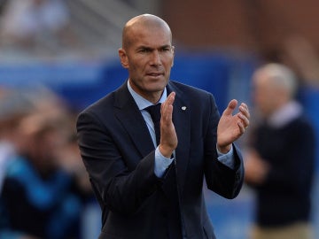 Zidane aplaude a sus jugadores durante el Alavés - Real Madrid